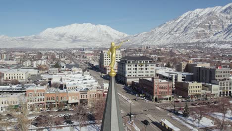 Goldene-Statue-Des-Engels-Moroni-Im-Mormonentempel-Des-Lds-stadtzentrums-Von-Provo,-Luftbahn