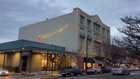 Exterior-Del-Edificio-Comercial-Adornado-Con-Luces-De-Navidad-Al-Atardecer-En-Ashland,-Oregon