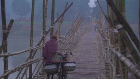 En-Invierno,-Se-Construye-Un-Puente-De-Bambú-En-El-Río-Debido-A-La-Escasez-De-Agua-Y-La-Gente-De-La-Parte-Superior-Y-Sobre-El-Camino-Lo-Atraviesa