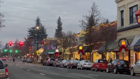 Centro-Histórico-De-Ashland-Decorado-Con-Corona-De-Navidad-Durante-La-Temporada-De-Vacaciones-En-Oregon,-Estados-Unidos