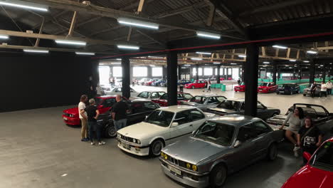 Indoor-Autotreffen-Mit-BMW-E30,-Vielen-Oldtimern-In-Leuchtenden-Farben