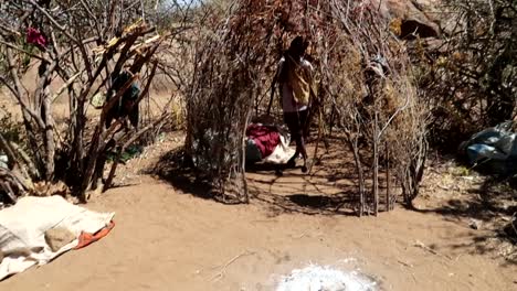 Niño-Africano-Dentro-De-Una-Choza-Rural-Hecha-Con-Palos-En-Un-Remoto-Pueblo-De-Karate,-Tanzania