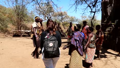 Nativos-Africanos-Tradicionales-Mostrando-A-Un-Turista-Cómo-Bailar-Con-Ellos