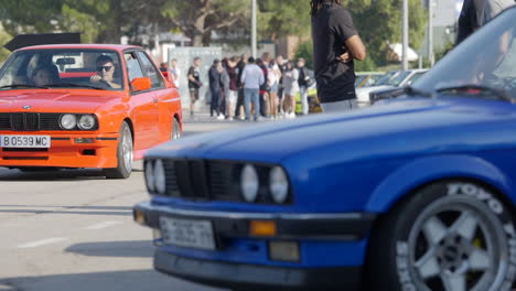 Exhibición-De-Autos,-Fanáticos-Conduciendo-Lujosos-Autos-Antiguos-Bmw-E30,-Cámara-Lenta,-Estático,-Día