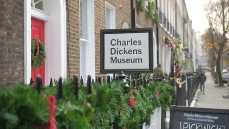 Evergreen-Garland-Decoraciones-En-La-Valla-De-Acero-Del-Museo-Charles-Dickens-En-El-Distrito-De-King&#39;s-Cross,-Distrito-Londinense-De-Camden,-Reino-Unido