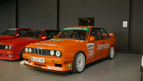 Vista-Completa-Del-Deportivo-Naranja-Bmw-E30s-En-Exhibición-En-La-Exhibición-De-Autos,-Interior