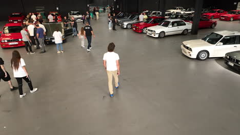 Vista-Aérea-Después-De-Que-Los-Fanáticos-Ingresen-Y-Admiren-Los-Autos-Clásicos-Bmw-E30-En-El-Evento-De-Exhibición-De-Autos-Del-Almacén