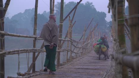 En-Invierno,-Se-Construye-Un-Puente-De-Bambú-En-El-Río-Debido-A-La-Escasez-De-Agua-Y-La-Gente-De-La-Parte-Superior-Y-Sobre-El-Camino-Lo-Atraviesa