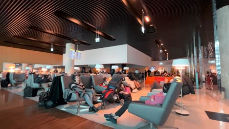 Flughafen-Lounge-Reisende,-Die-In-Einer-Komfortablen-High-Class-Lounge-Auf-Den-Abflug-Warten