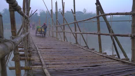 En-Invierno,-Se-Construye-Un-Puente-De-Bambú-En-El-Río-Debido-A-La-Escasez-De-Agua-Y-La-Gente-De-La-Parte-Superior-Y-Sobre-El-Camino-Lo-Atraviesa