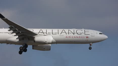 Avión-De-Pasajeros-De-Air-Canada-Volando-Contra-El-Cielo-Nublado-Durante-El-Día---Seguimiento-En-El-Aire