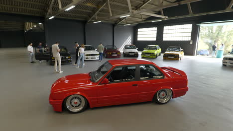 Klassischer-Glänzender-Roter-Bmw-E30-Geparkt-In-Barcelona-lagerhalle-Fan-treffen-vitrine