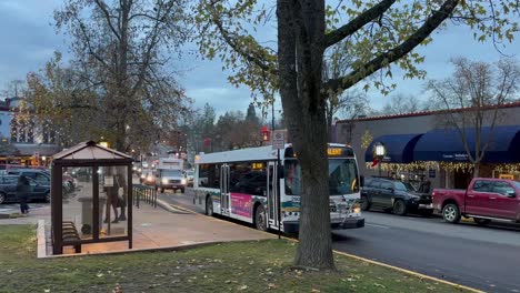 Leute,-Die-Während-Des-Sonnenuntergangs-In-Oregon,-Usa,-Aus-Dem-Bus-In-Der-Innenstadt-Von-Ashland-Aussteigen