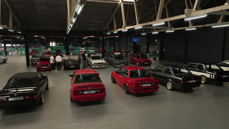 Luftaufnahme-Des-Innenraums-Bmw-E30-Treffen,-Oldtimer-In-Leuchtenden-Farben,-Orbit