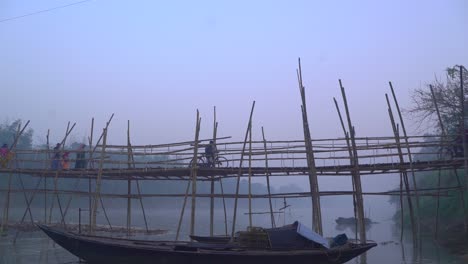 Im-Winter-Wird-Aufgrund-Der-Wasserknappheit-Eine-Bambusbrücke-Am-Fluss-Gebaut,-Durch-Die-Die-Menschen-Der-Ober--Und-Überstraße-Gehen