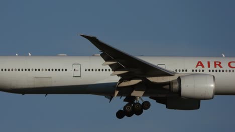 Toma-De-Detalle-A-Lo-Largo-Del-Fuselaje-Del-B777-De-Air-Canada-Durante-Un-Vuelo-En-El-Espacio-Aéreo-Canadiense