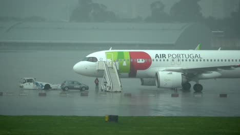 Tap-Air-Flugzeug-Der-Portugiesischen-Fluggesellschaft-Steht-Am-Flughafen-Lissabon-Und-Bereitet-Sich-Auf-Den-Abflug-Vor