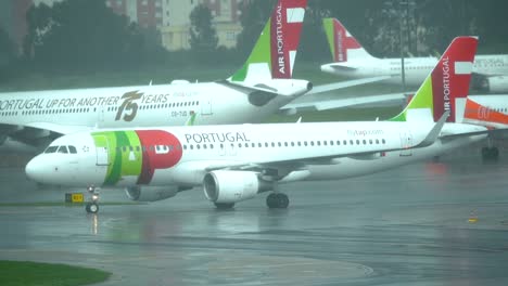 Toque-El-Avión-De-Aire-De-La-Aerolínea-Portuguesa-Que-Grava-Las-Unidades-En-El-Aeropuerto-De-Lisboa-Y-Se-Prepara-Para-La-Salida-Del-Viaje