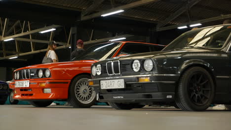 Nahaufnahme-Von-Bmw-E30s,-Die-Auf-Einer-Autoshow-Ausgestellt-Sind,-Rote-Und-Schwarze-Fahrzeuge