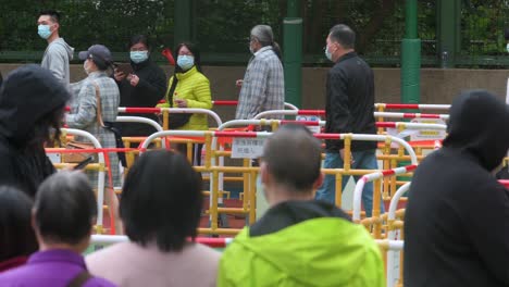 Residentes-Chinos-Hacen-Cola-Para-Hacerse-La-Prueba-Del-Coronavirus-Covid-19-Fuera-De-Un-Edificio-Cerrado-Después-De-Que-Un-Gran-Número-De-Residentes-Dieron-Positivo-En-Hong-Kong