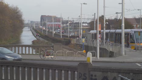 Tranvías-Y-Vehículos-De-Carretera-En-Una-Tarde-Ajetreada-En-El-Cruce-De-Inchicore-En-Dublín,-Irlanda