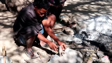 Hombre-Nativo-Africano-Haciendo-Un-Trabajo-Tradicional-Físicamente-Exigente,-Martillando-Metal