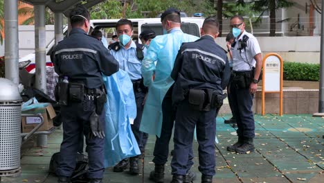 Policías-Chinos-Que-Usan-Equipo-De-Protección-Personal-Fuera-De-Un-Edificio-Cerrado-En-Un-Complejo-De-Viviendas-Públicas-Después-De-Que-Una-Gran-Cantidad-De-Residentes-Dieron-Positivo-En-Hong-Kong