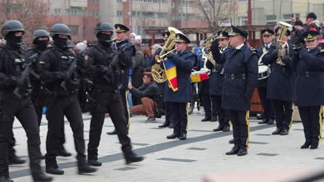Bewaffnete,-Uniformierte-Soldaten-Marschieren-In-Der-Nationalfeiertagsparade,-Miercurea-Ciuc,-Rumänien