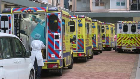 Ambulancias-Y-Trabajadores-De-La-Salud-Se-Preparan-Para-Una-Gran-Cantidad-De-Casos-Positivos-De-Coronavirus-Covid-19-Fuera-De-Un-Edificio-Cerrado-En-Un-Complejo-De-Viviendas-Públicas-En-Hong-Kong