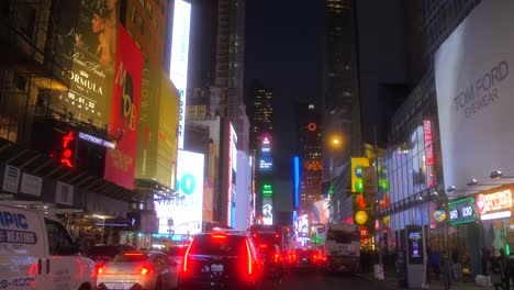 Escena-Nocturna-De-Atascos-De-Tráfico-Y-Luces-De-La-Ciudad-En-El-Times-Square-En-El-Centro-De-Manhattan,-Nueva-York