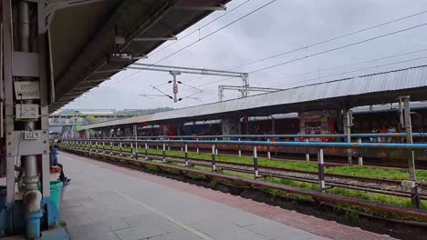 Am-22.-Mai-2022-Wird-Am-Bahnhof-Kamakhya-Assam,-Indien,-Ein-Indischer-Bahnsteig-Voller-Menschen-Am-Abend-Aus-Einem-Flachwinkelvideo-Aufgenommen