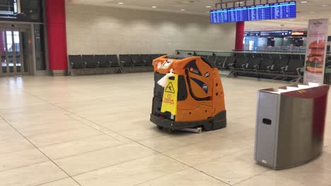 Taski-Intellibot-Swingobot-2000-En-El-Aeropuerto-Internacional-De-Praga,-Dispositivo-De-Limpieza-Moderno-Que-Utiliza-Inteligencia-Artificial