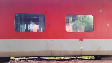 Indischer-Passagier-expresszug,-Der-Den-Bahnhof-Am-Abend-Aus-Dem-Flachwinkelvideo-Verlässt,-Wird-Am-Bahnhof-Kamakhya-Assam,-Indien,-Am-22.-Mai-2022-Aufgenommen