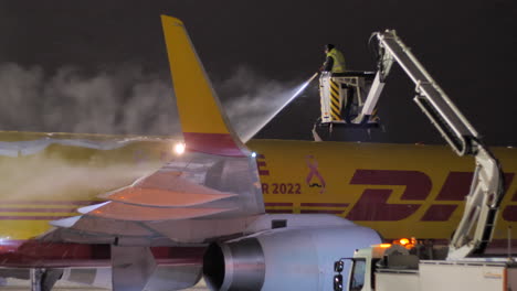 DHL-Frachtflugzeug,-Boeing-757-Enteist-Am-Flughafen-Brünn,-Tschechische-Republik