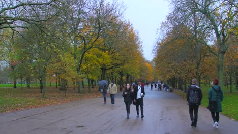 Gente-Paseando-En-El-Regents&#39;-Park-Durante-Un-Día-Húmedo-Y-Nublado-En-Londres,-Inglaterra,-Reino-Unido