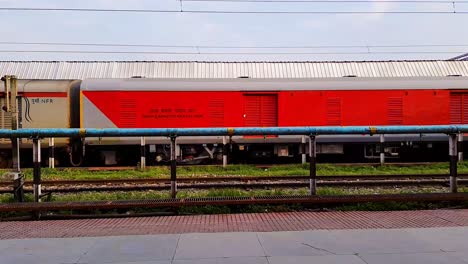 La-Estación-De-Cruce-Del-Tren-Expreso-Indio-De-Pasajeros-En-La-Vía-Por-La-Noche-Desde-Un-Video-De-ángulo-Plano-Se-Toma-En-La-Estación-De-Tren-Kamakhya-Assam-India-El-22-De-Mayo-De-2022