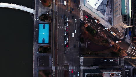 Aerial-view-over-traffic-on-the-West-coast-of-Manhattan,-New-York,-USA---tilt,-drone-shot