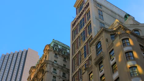 Facade-Of-A-Historical-Skyscraper-At-Midtown-Manhattan-Neighbourhood-In-New-York-City,-USA