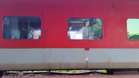 Tren-Expreso-De-Pasajeros-Indio-Que-Sale-De-La-Estación-En-La-Vía-Por-La-Noche-Desde-Un-Video-De-ángulo-Plano-Tomado-En-La-Estación-De-Tren-Kamakhya-Assam-India-El-22-De-Mayo-De-2022