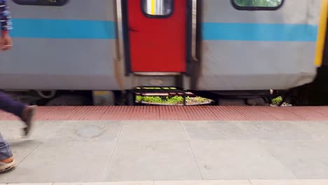 La-Estación-De-Cruce-Del-Tren-Expreso-Indio-De-Pasajeros-En-La-Vía-Por-La-Noche-Desde-Un-Video-De-ángulo-Plano-Se-Toma-En-La-Estación-De-Tren-Kamakhya-Assam-India-El-22-De-Mayo-De-2022