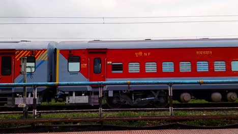 La-Estación-De-Cruce-Del-Tren-Expreso-Indio-De-Pasajeros-En-La-Vía-Por-La-Noche-Desde-Un-Video-De-ángulo-Plano-Se-Toma-En-La-Estación-De-Tren-Kamakhya-Assam-India-El-22-De-Mayo-De-2022