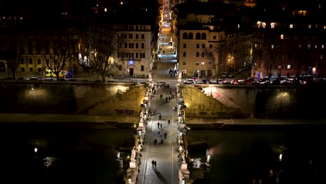 Leute-Und-Paare,-Die-Nachts-über-Die-Alte-Römische-Brücke-Sant&#39;angelo-Mit-Statuen-An-Den-Seiten-Gehen