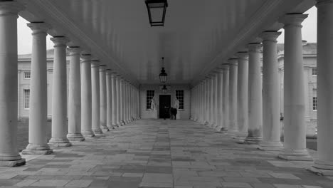 Vista-En-Blanco-Y-Negro-De-La-Columnata-De-La-Famosa-Casa-De-La-Reina-En-Greenwich,-Londres