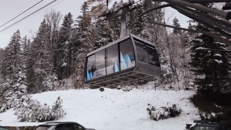 Cable-car-on-Kasprowy-Wierch-arrives-to-Kuznice-station,-popular-travel-destination-in-Poland