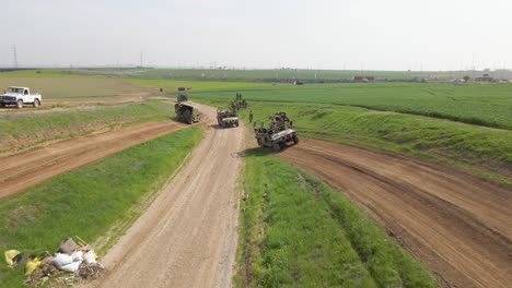 Golani-Israelische-Infanteriesoldaten-Auf-Humvee-fahrzeugen-Fahren-Auf-Der-Unbefestigten-Straße---Luftbild