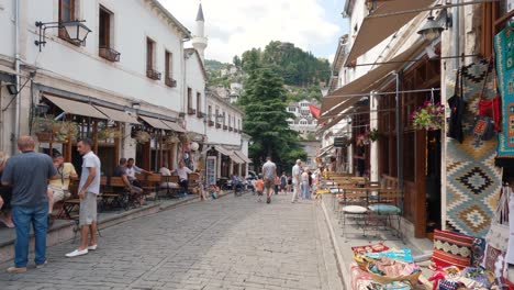 Lebendige-Szene-Von-Gjirokaster,-Albanien-An-Einem-Sonnigen-Tag