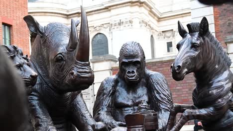 Animales-Salvajes-Cenando-Junto-A-La-Catedral-De-St-Paul,-Londres,-Reino-Unido