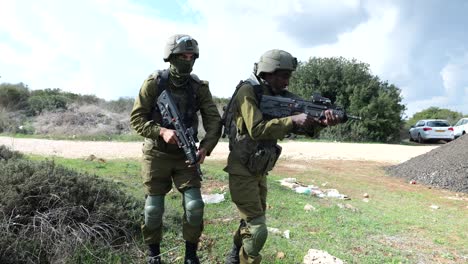 Zwei-Golani-Brigade-Infanteristen-Soldaten-üben-Angriff-Gehen-Militärische-Taktik-Körperbedeckung-Und-Zielen-Mit-Gewehren-Auf-Trainingsgelände-In-Israel