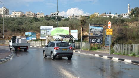 Autos-Fahren-An-Einem-Sonnigen-Tag-Am-Checkpoint-Der-Israel-Army-Road-Mit-Soldaten-Im-Wachdienst-Vorbei