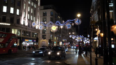 Strand-London,-Nächtliches-Stadtbild,-Busse-Und-Taxis,-Weihnachtszeit